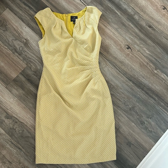 Adrianna Papell Dresses & Skirts - Adrianna Papell yellow work sheath dress women’s size 8